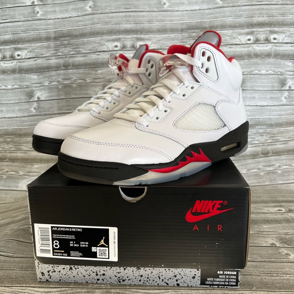 NWT AUTHENTIC JORDAN 5 RETRO fire-red men size 8